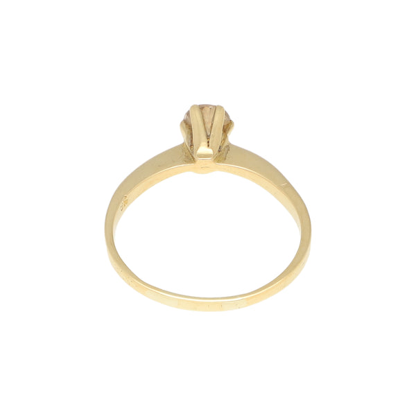 Anillo solitario con diamante en oro amarillo 18 kilates.