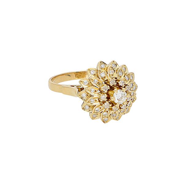 Anillo estilizado con diamantes en oro amarillo 14 kilates.