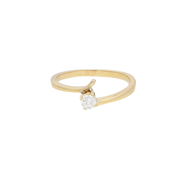 Anillo solitario con diamante en oro amarillo 14 kilates.