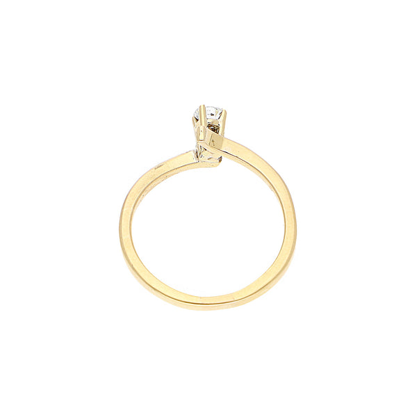 Anillo solitario con diamante en oro amarillo 14 kilates.