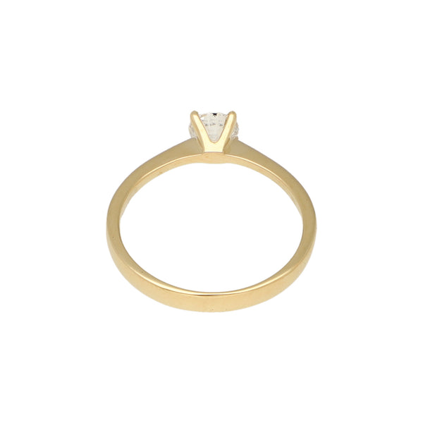 Anillo solitario con diamante en oro amarillo 18 kilates.