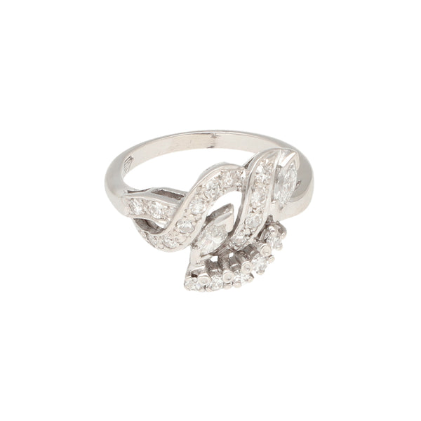 Anillo estilizado con diamantes en oro blanco 12 kilates.