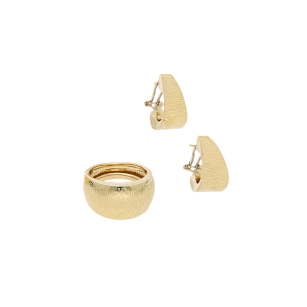 Juego de anillo y aretes estriados en oro amarillo 14 kilates.