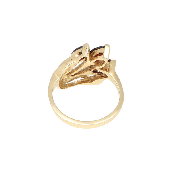 Anillo estilizado con granates en oro amarillo 14 kilates.