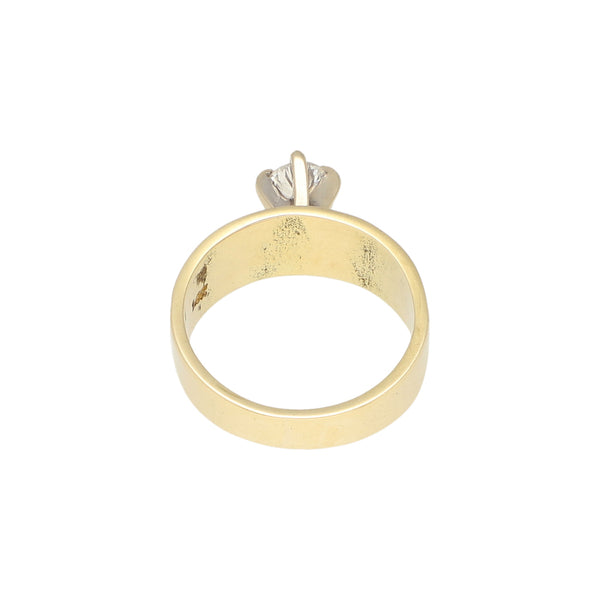 Anillo solitario con diamante en oro amarillo 14 kilates.