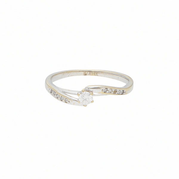 Anillo diseño especial con diamantes en oro blanco 14 kilates.