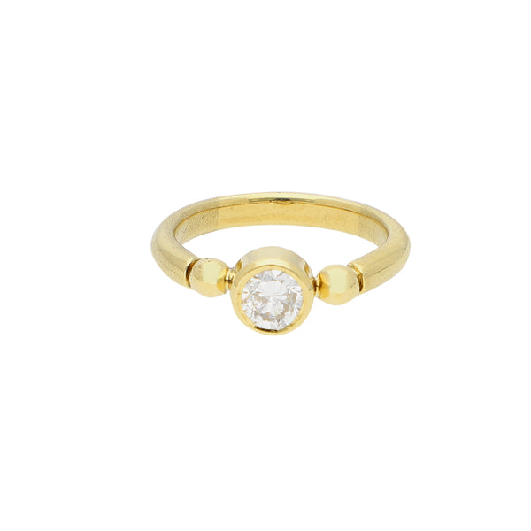 Anillo solitario con diamante en oro amarillo 18 kilates.