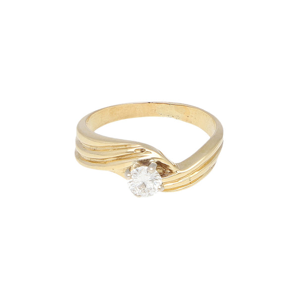 Anillo solitario con diamante en oro amarillo 14 kilates.