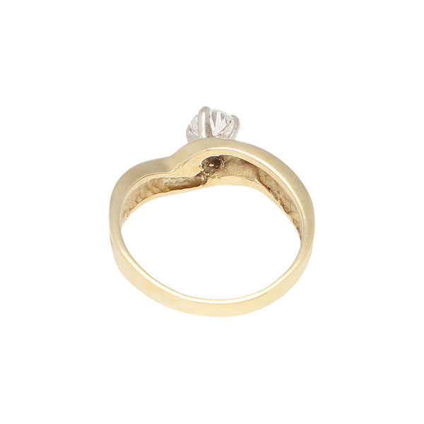 Anillo solitario con diamante en oro amarillo 14 kilates.