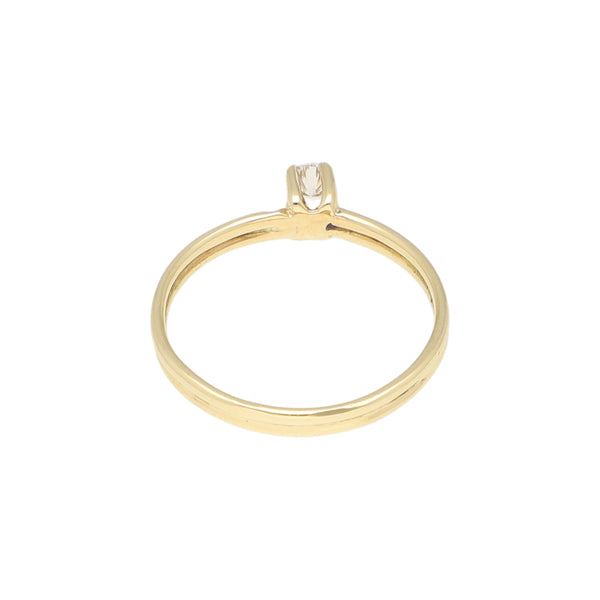 Anillo solitario con diamante en oro amarillo 14 kilates.