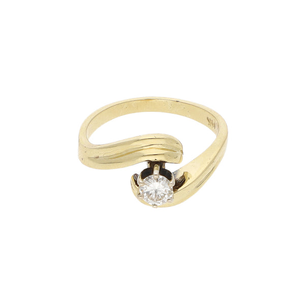 Anillo estilizado con diamante en oro amarillo 14 kilates.