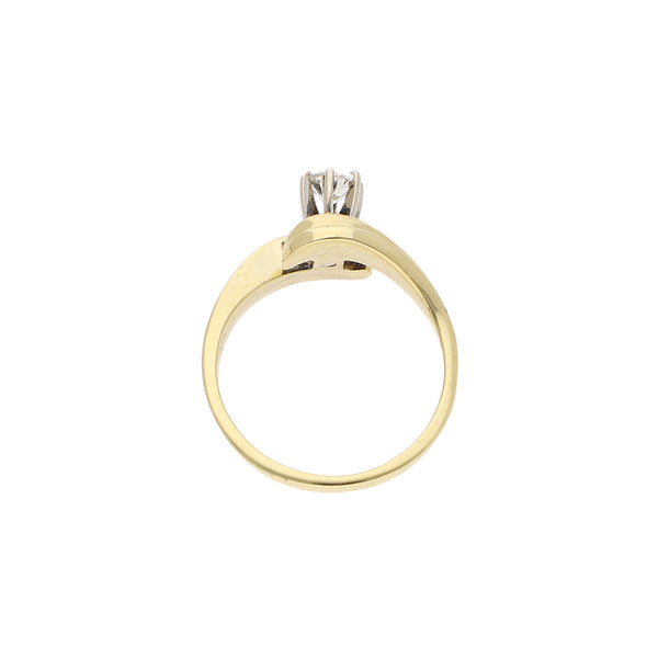 Anillo estilizado con diamante en oro amarillo 14 kilates.