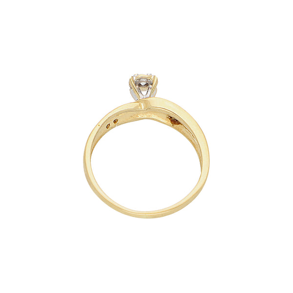 Anillo estilizado con diamantes en oro amarillo 14 kilates.