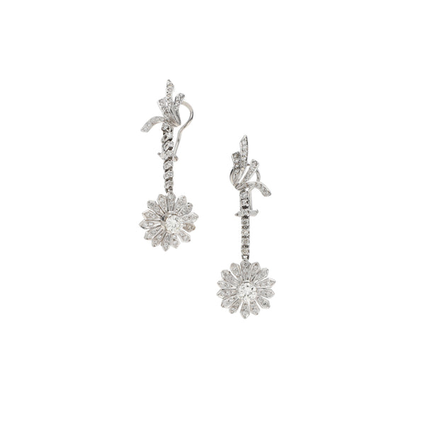 Aretes diseño especial con diamantes en oro blanco 8 kilates.