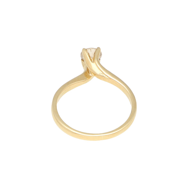 Anillo solitario con diamante en oro amarillo 14 kilates.