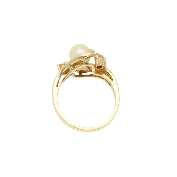 Anillo estilizado con perla y sintéticos en oro amarillo 14 kilates.