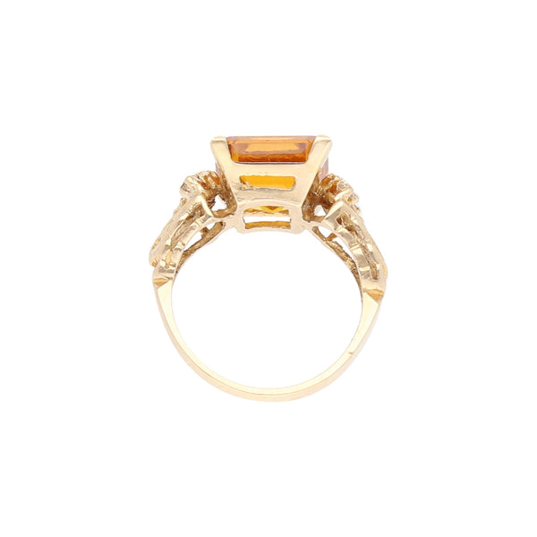 Anillo diseño especial con sintéticos en oro amarillo 14 kilates.