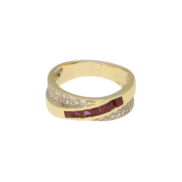 Anillo estilizado con diamantes y rubíes en oro amarillo 14 kilates.