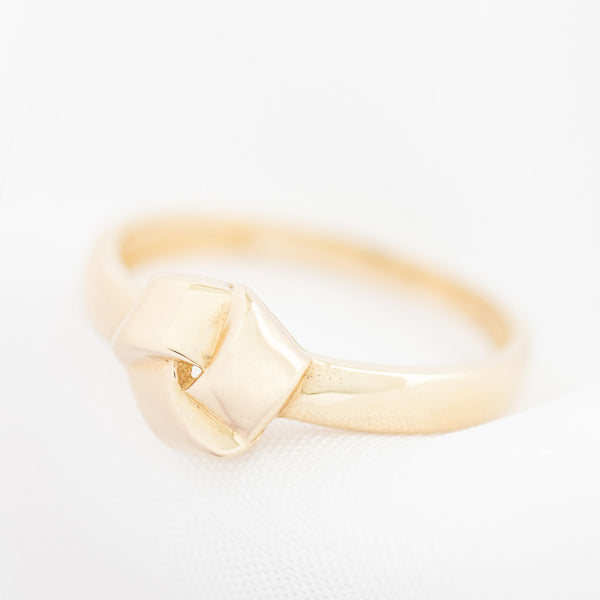 Anillo liso motivo nudo en oro amarillo 14 kilates.