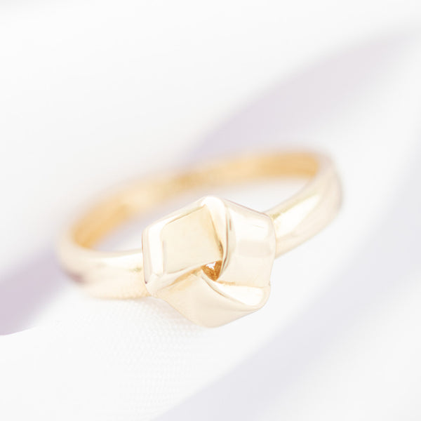 Anillo liso motivo nudo en oro amarillo 14 kilates.