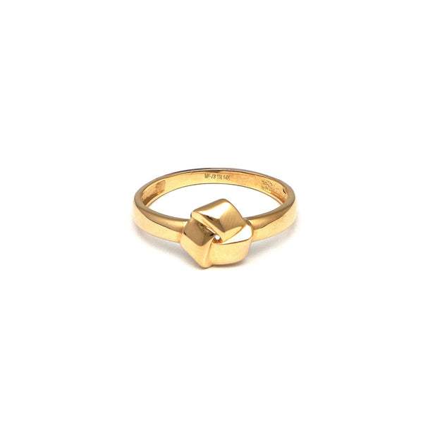 Anillo liso motivo nudo en oro amarillo 14 kilates.