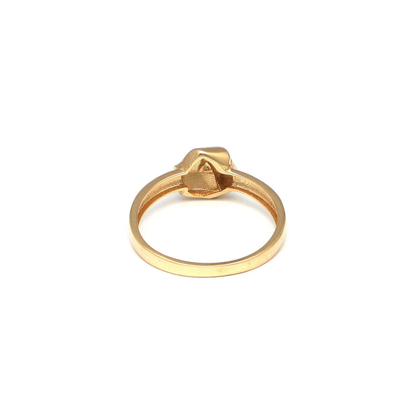 Anillo liso motivo nudo en oro amarillo 14 kilates.