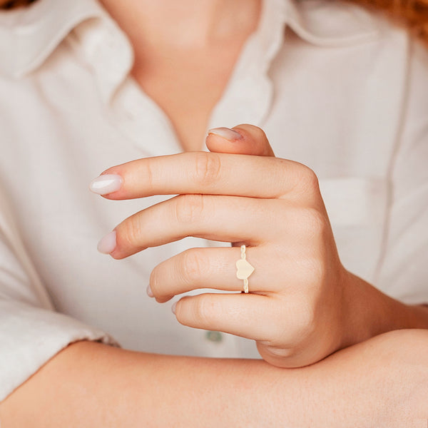 Anillo diseño especial motivo corazón en oro amarillo 14 kilates.