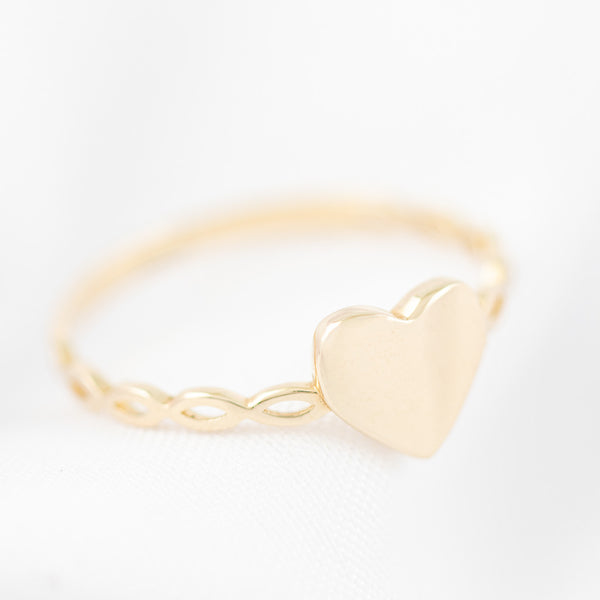 Anillo diseño especial motivo corazón en oro amarillo 14 kilates.