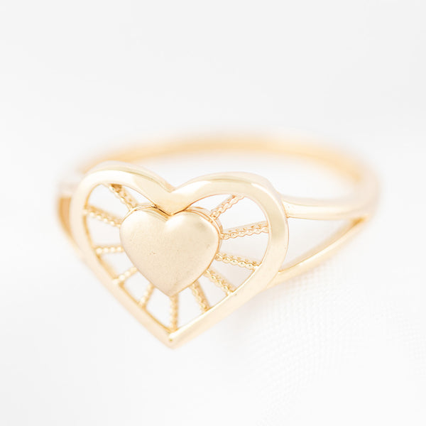 Anillo calado motivo corazón en oro amarillo 14 kilates.