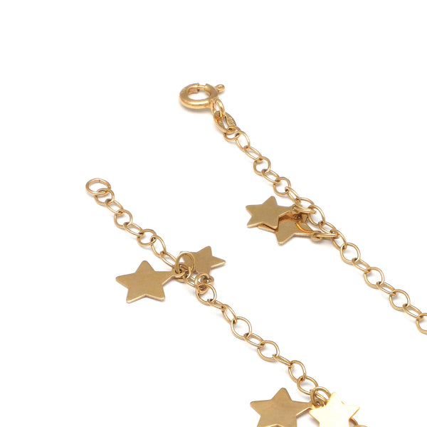 Pulsera eslabón cruzado con colgantes motivo estrellas en oro amarillo 14 kilates.