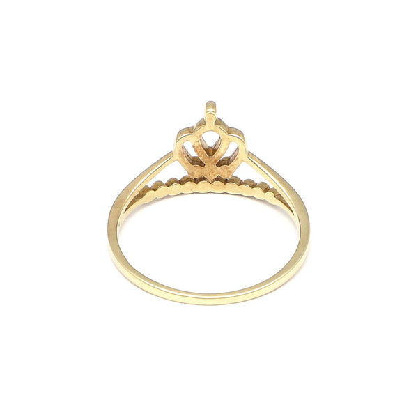 Anillo calado motivo corona en oro amarillo 14 kilates.