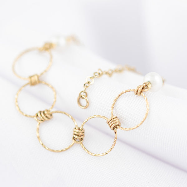 Pulsera eslabón combinado con perlas en oro amarillo 14 kilates.