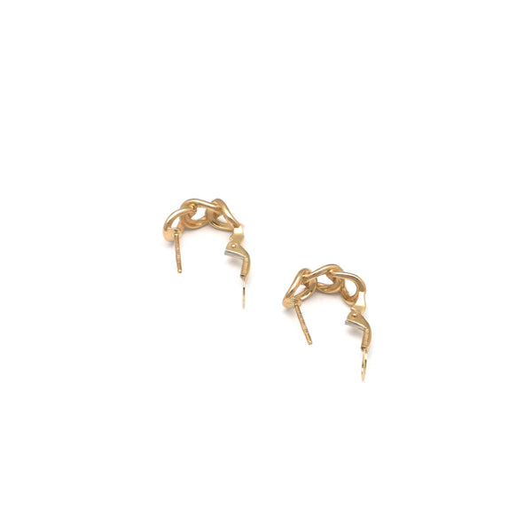 Aretes barbados en oro amarillo 14 kilates.