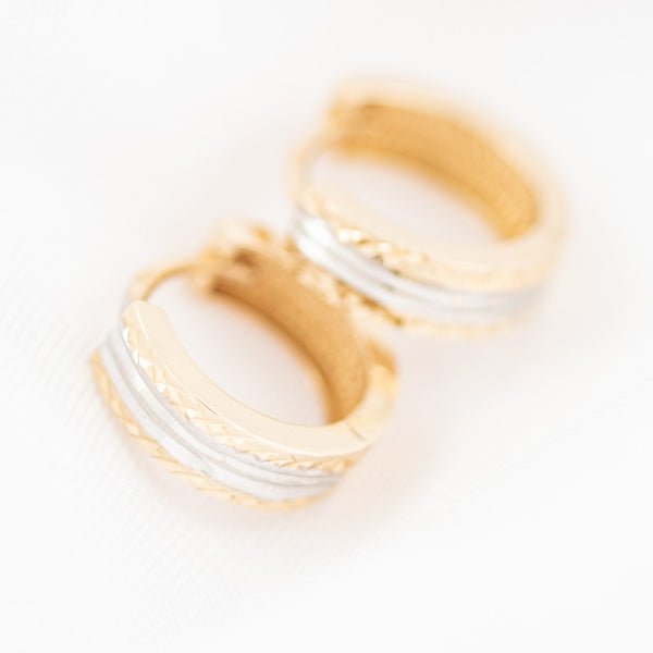 Arracadas articuladas facetadas en oro amarillo 14 kilates.