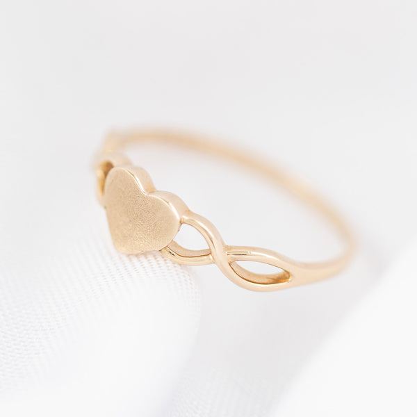 Anillo diseño especial motivo corazón en oro amarillo 14 kilates.