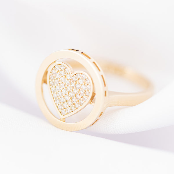 Anillo calado motivo corazón con circonias en oro amarillo 14 kilates.