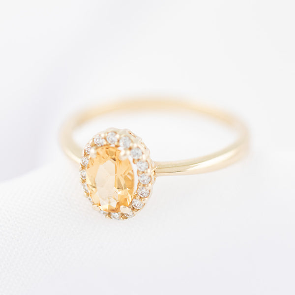 Anillo diseño especial con circonias en oro amarillo 14 kilates.