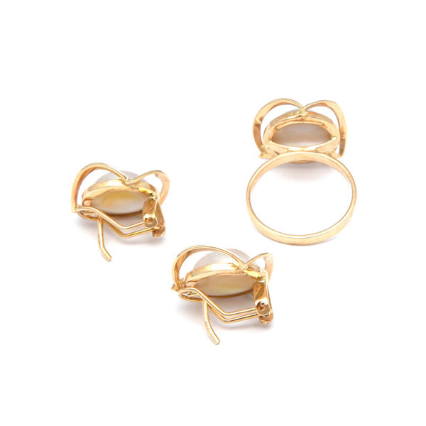 Juego de anillo y aretes diseño especial con medias perlas en oro amarillo 14 kilates.