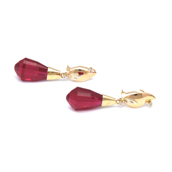 Aretes dieño especial con rubies y circonias en oro amarillo 14 kilates.