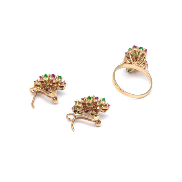 Juego de anillo y aretes diseño especial con gemas en oro amarillo 14 kilates.