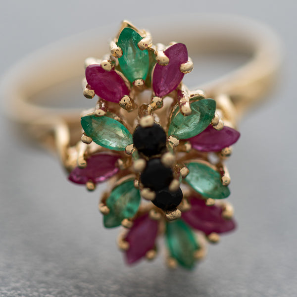 Juego de anillo y aretes diseño especial con gemas en oro amarillo 14 kilates.