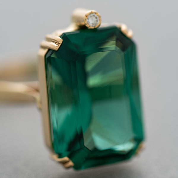 Juego de anillo y aretes estilizados con diamantes y cuarzos verdes en oro amarillo 14 kilates.