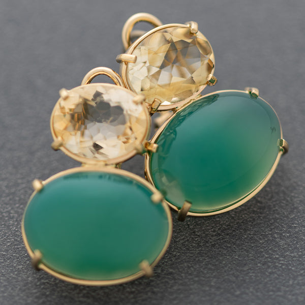 Aretes diseño especial con citrinos y jades en oro amarillo 14 kilates.