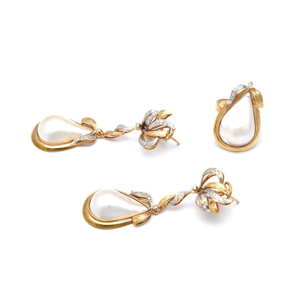 Juego de anillo y aretes estilizados con diamantes y medias perlas en oro amarillo 14 kilates.