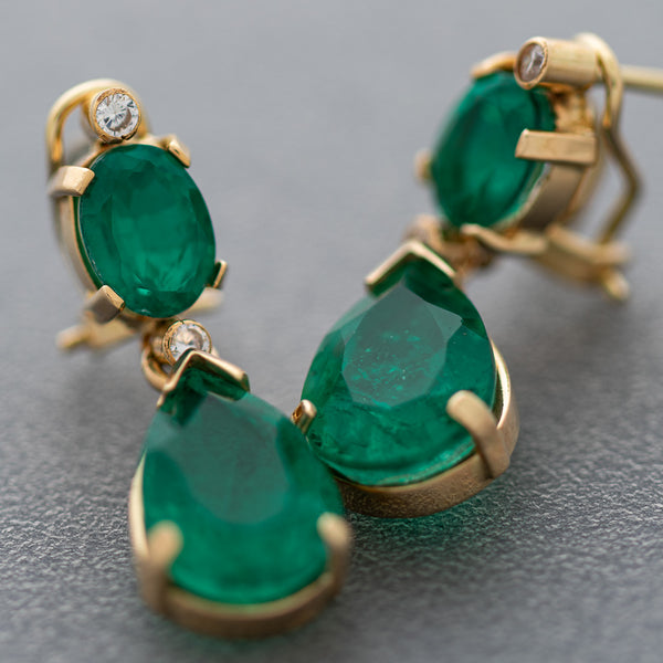 Aretes diseño especial con esmeraldas, cuarzos y circonias en oro amarillo 14 kilates.