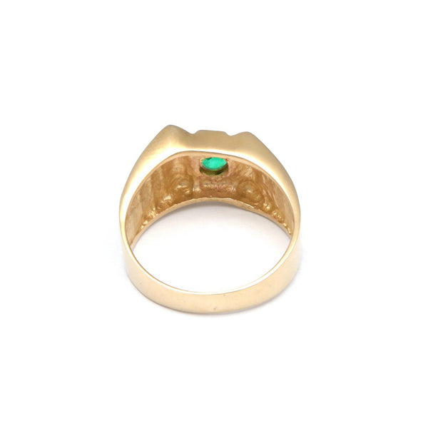 Anillo tipo sello con esmeralda en oro amarillo 14 kilates.