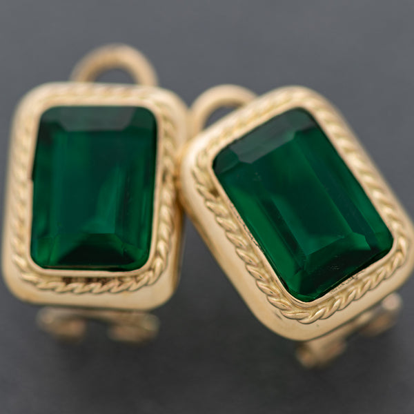 Aretes diseño especial con cuarzos verdes en oro amarillo 14 kilates.