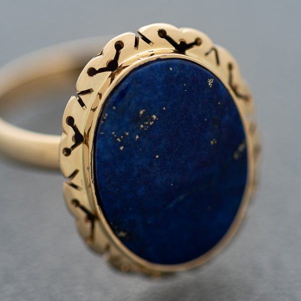 Juego de anillo y aretes calados con lapislazuli en oro amarillo 14 kilates.