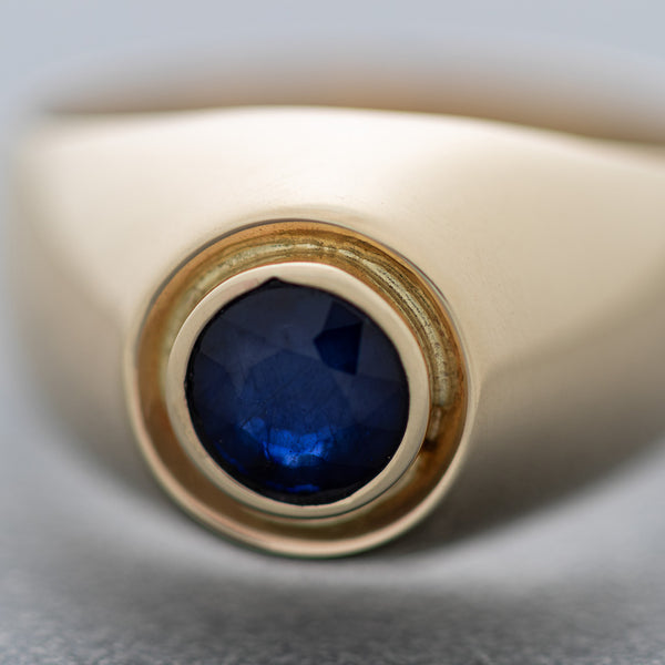 Anillo diseño especial con zafiro en oro amarillo 14 kilates.