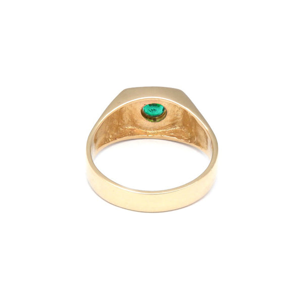 Anillo tipo sello con esmeralda en oro amarillo 14 kilates.